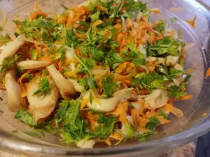 Ensalada coreana de calamares y zanahorias