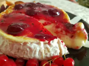 Camembert a la sartén con mantequilla y mermelada de guindas