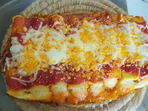 Canelones rellenos de alcachofas en salsa de tomate