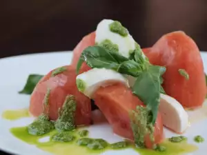 Ensalada Caprese con tomates pelados, mozzarella y rúcula