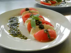 Caprese con pesto de albahaca