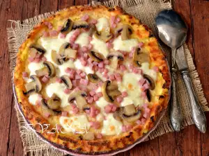 Pizza de patata con champiñones, jamón york y mozzarella