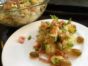 Ensalada de patata con bacon y hierbas frescas