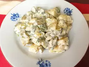 Ensalada de patata con pepinillos y mayonesa