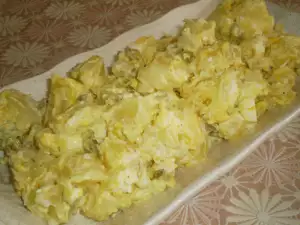 Ensalada de patata alemana con huevos y pepinillos