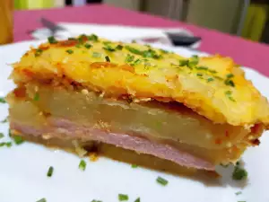 Pastel salado de patatas con fiambre