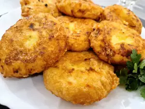 Buñuelos de patata con pollo y requesón