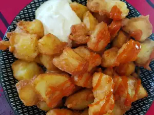 Patatas bravas en tempura