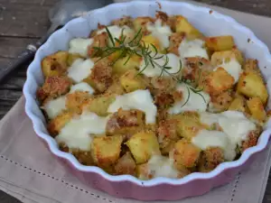 Patatas al horno con pechuga de pollo, pan rallado y mozzarella