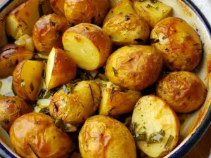 Patatas de guarnición con cebolleta y tomillo