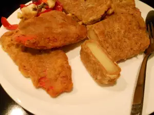 Queso empanado con guarnición de pimientos rebozados