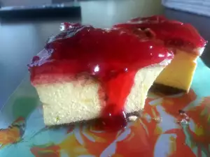 Tarta de queso cetogénica con frambuesas y fresas