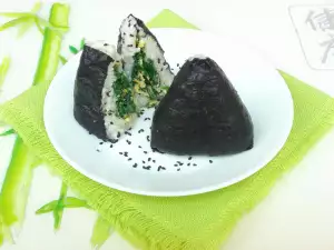 Gimbap triangular con espinacas y huevos