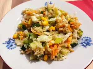 Ensalada de quinoa con aderezo de sésamo