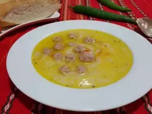 Sopa de albondiguillas clásica