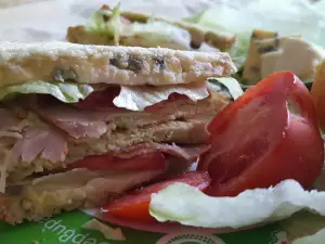 Club sandwich con bacon y quesos