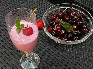 Postre de requesón y cerezas