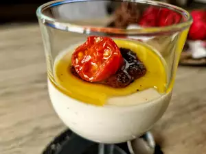 Crema de parmesano con tomates cherry y pasta de aceitunas