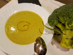 Crema de brócoli con nata agria