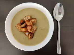 Crema de guisantes rápida con picatostes caseros