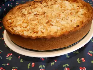 Crostata con manzanas, mermelada de albaricoque y almendras