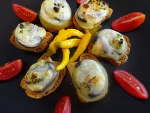 Crostini picante con emmental y champiñones