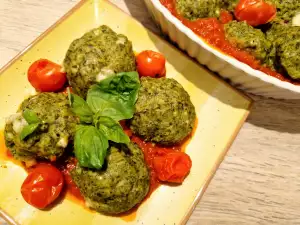 Albóndigas de espinacas y pan seco con ragú de tomate