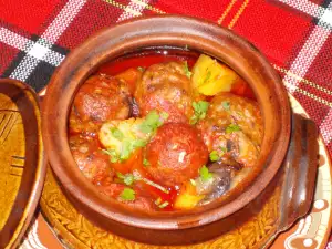 Maravillosas albóndigas de carne en cazuelitas de barro