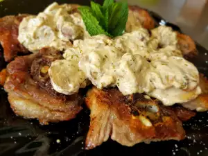 Chuletas de cuello de cordero con champiñones y nata