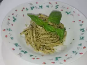 Linguine con pesto de albahaca