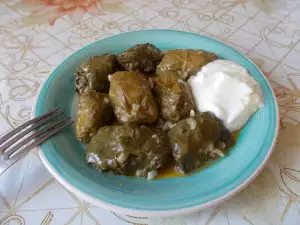 Sarma con hojas de parra y arroz