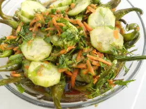 Chiles con zanahorias y pepinos