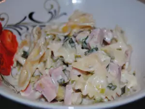 Ensalada de pasta con mayonesa, fiambre y pepinillos