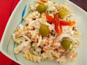 Ensalada de pasta con mayonesa y atún