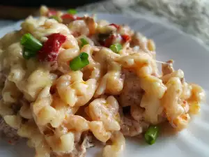 Macarrones con carne picada, tomate y nata