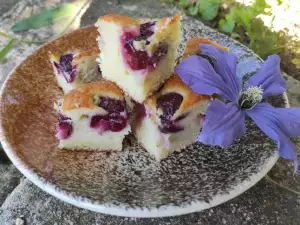 Jugoso pastel de mantequilla con cerezas