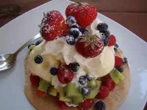 Sundae de frutas sobre una galleta crujiente