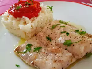 Merluza al horno con arroz blanco y salsa de tomate