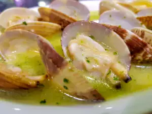 Almejas en Salsa Verde