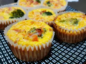 Mini pasteles de brócoli en moldes para muffins