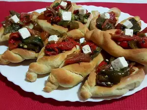 Mini pides turcos con relleno de pimientos