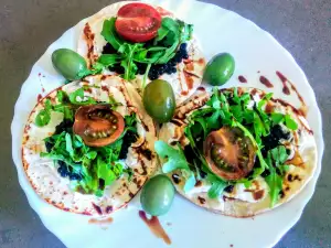 Tortas finas con caviar negro y rúcula