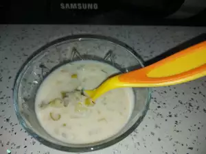 Sopa de verduras y leche para bebés