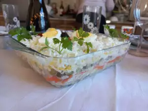 Ensalada en capas con fiambre ahumado y champiñones