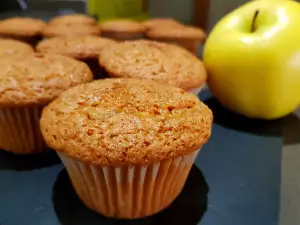 Muffins esponjosos de manzana y chocolate