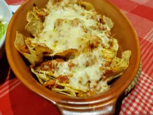 Nachos con carne picada y tres quesos