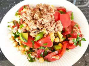 Ensalada de tomate con aguacate, garbanzos y atún