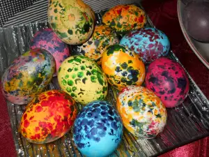 Huevos de Pascua con burbujas de colores