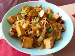 Fideos chinos con tofu y repollo