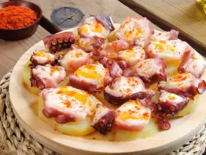 Pulpo con patatas, ajo, aceite y pimentón